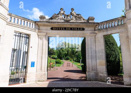 Cognac, Francia - 25 aprile 2022: Porta Entrane al municipio e parco di Cognac in Charente Francia Foto Stock