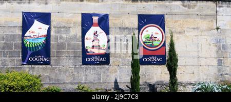 Cognac, Francia - 25 aprile 2022: Pubblicità segni Cognac bevanda al comune di Cognac in Charente Francia Foto Stock