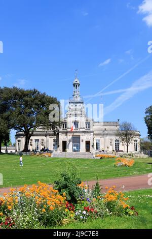 Cognac, Francia - 25 aprile 2022: Municipio e parco di Cognac in Charente Francia Foto Stock