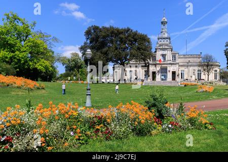 Cognac, Francia - 25 aprile 2022: Municipio e parco di Cognac in Charente Francia Foto Stock