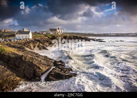 Marea alta e mari ondosi a Little Fistral a Newquay in Cornovaglia. Foto Stock