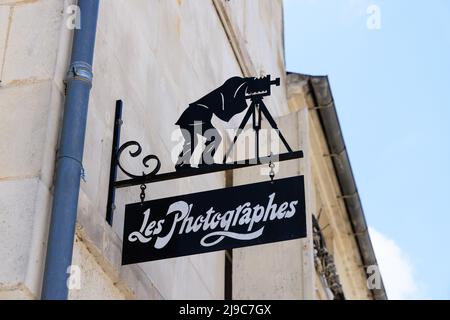 Cognac, Francia - 25 aprile 2022: Fotografo segno per le strade di Cognac in Francia Foto Stock