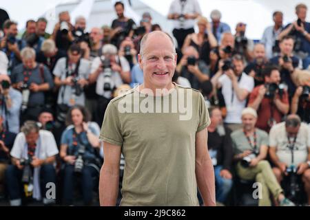 Zlatko Buric, Sunnyi Melles, Dolly De Leon, Iris Berben, Jean-Christophe Folly, Vicki Berlin, Woody Harrelson e Henrik Dorsin partecipano alla fotocall del "Triangolo della tristezza" durante il festival annuale del cinema di Cannes 75th al Palais des Festivals il 22 maggio 2022 a Cannes, Francia. Foto di David Boyer/ABACAPRESS.COM Foto Stock