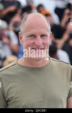 Zlatko Buric, Sunnyi Melles, Dolly De Leon, Iris Berben, Jean-Christophe Folly, Vicki Berlin, Woody Harrelson e Henrik Dorsin partecipano alla fotocall del "Triangolo della tristezza" durante il festival annuale del cinema di Cannes 75th al Palais des Festivals il 22 maggio 2022 a Cannes, Francia. Foto di David Boyer/ABACAPRESS.COM Foto Stock