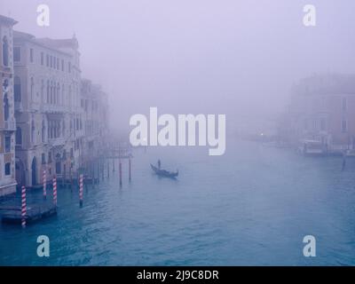 Nebbia sul Canal Grande di Venezia. Foto Stock