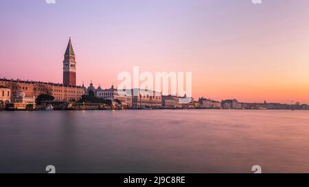 Una vista di mattina presto attraverso il Canal Grande in direzione del Campanile in Piazza San Marco a Venezia. Foto Stock