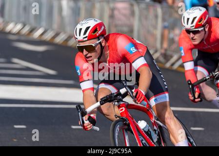 I piloti della Wales Racing Academy si corrono nella gara ciclistica Sportsbreaks Tour Series del quinto round di Clacton on Sea, Essex, Regno Unito. Circuito stradale criterium Foto Stock