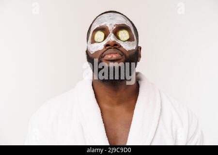 Funny laughing man con maschera conduce uno stile di vita sano, gioia a procedure di mattina. emozione positiva al mattino. Foto Stock