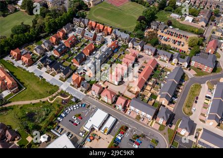 PETERBOROUGH, REGNO UNITO - 17 MAGGIO 2022. Una vista aerea di una nuova proprietà edilizia abitativa nei sobborghi di Peterborough con file uniformi di hous senza carattere Foto Stock