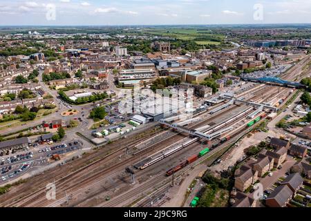 Una vista panoramica aerea dei treni passeggeri e merci in attesa sulle piattaforme della stazione ferroviaria di Peterborough sulla linea ferroviaria principale della costa orientale Foto Stock
