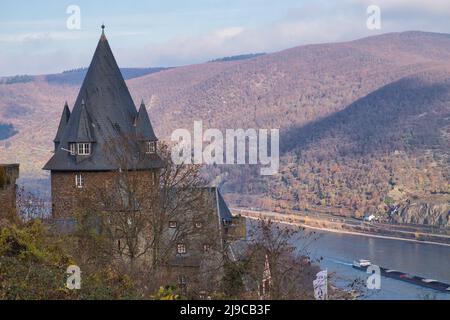 Burg Stahleck torre che si affaccia sul fiume Reno in una nebbia giorno di caduta a Bacharach, Germania. Foto Stock