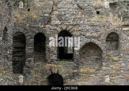 Aperture ad arco e ingressi nel castello di Kidwelly, un castello normanno in rovina nel Carmarthenshire, Galles, Regno Unito Foto Stock