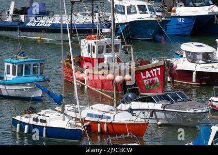 Primo piano di barche ancorate nel porto di Tenby, una con una bandiera gallese sulla prua. Tenby, città portuale, Galles sud-occidentale, Regno Unito Foto Stock