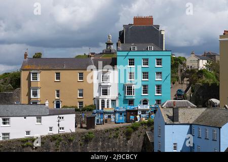Edifici colorati a maggio sulla Penniless Cove Hill vicino al porto nella località balneare di Tenby, Pembrokeshire, Galles Foto Stock