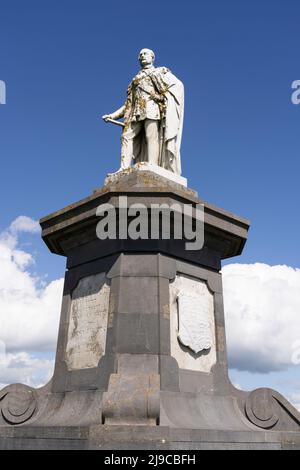 Il monumento del Galles al Principe Alberto eretto nel 1865 sulla collina del Castello di Tenby, Galles. Statua in marmo siciliano in uniforme su un piedistallo in pietra calcarea grigia Foto Stock