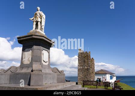 Il memoriale gallese del Principe Alberto, i resti del Castello di Tenby e la vecchia casa costiera sulla collina del Castello di Tenby, Galles Foto Stock