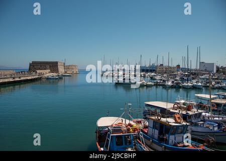 Heraklion, Grecia 15 maggio 2022, il porto di Heraklion con la Fortezza di Koules Foto Stock