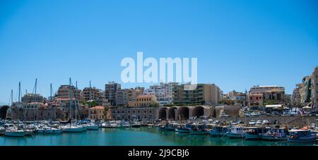 La vista del porto della città greca di Heraklion Foto Stock