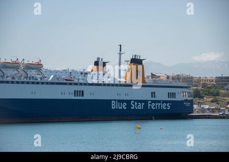 Heraklion, Grecia 15 maggio 2022, un grande traghetto della compagnia di navigazione "Blue Star Ferries" nel porto di Heraklion Foto Stock