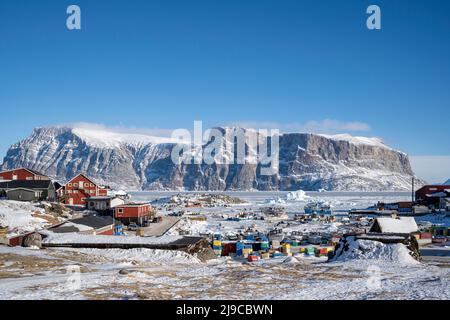 Uummannaq città nella Groenlandia occidentale con l'isola di Storen sullo sfondo. Foto Stock