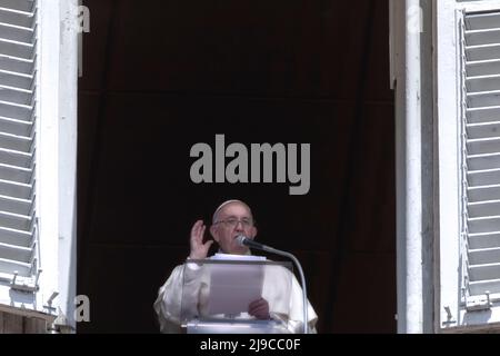 Città del Vaticano, Vaticano. 22 maggio 2022. Papa Francesco consegna la sua benedizione durante la preghiera del mezzogiorno del Regina Coeli dalla finestra del suo studio che si affaccia su Piazza San Pietro. Credit: Maria Grazia Picciarella/Alamy Live News Foto Stock