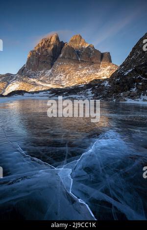 Nel tardo pomeriggio la luce sulla montagna a forma di cuore a Uummannaq nella Groenlandia nord-occidentale. Foto Stock