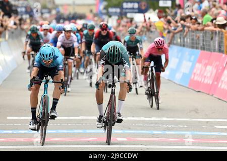 Foto massimo Paolone/LaPresse 22 Maggio 2022 Cogne, Italia sport ciclismo giro d'Italia 2022 - edizione 105 - Tappa 15 - da Rivarolo Canavese a Cogne nella foto: la volata Photo massimo Paolone/LaPresse 22 maggio 2022 Cogne, Italy sport Cycling giro d'Italia 2022 - edizione 105th - tappa 15 - da Rivarolo Canavese a Cogne nella foto: Final sprint(Photo: La Presse / PRESSINPHOTO) Foto Stock