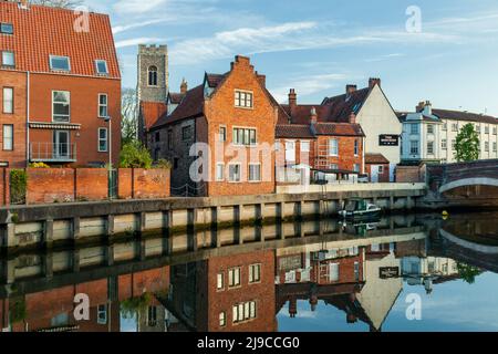 Alba sul fiume Wensum. Foto Stock