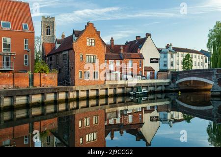 Alba sul fiume Wensum. Foto Stock