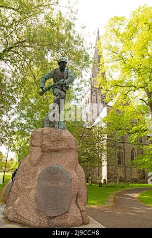 Monumento ai caduti fuori dalla chiesa di St Cuthbert a Darlington, County Durham, Inghilterra. Una statua di un soldato cime il monumento ai soldati della stoppa Foto Stock