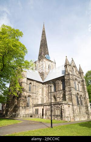 St Cuthbert's Church a Darlington, County Durham, Inghilterra. La chiesa ha origini del 12th secolo ed è stata ricostruita nel 1860s. Foto Stock