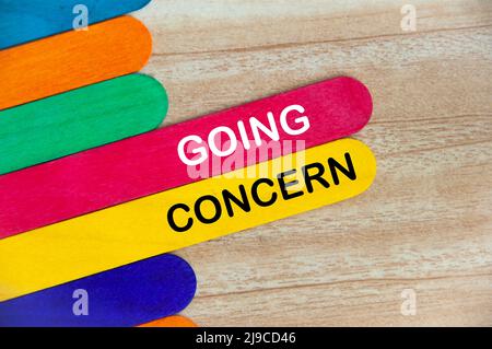Testo della preoccupazione in corso sul bastone di legno di colore. Concettuale. Foto Stock
