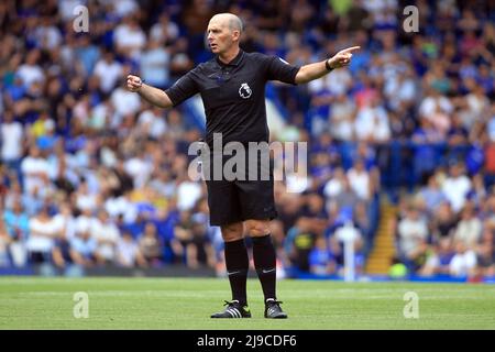 Londra, Regno Unito. 22nd maggio 2022. L'arbitro Mike Dean in azione durante il gioco. Premier League match, Chelsea contro Watford a Stamford Bridge a Londra domenica 22nd maggio 2022. Questa immagine può essere utilizzata solo per scopi editoriali. Solo per uso editoriale, licenza richiesta per uso commerciale. Nessun uso in scommesse, giochi o un singolo club/campionato/player pubblicazioni. pic di Steffan Bowen/Andrew Orchard sport fotografia/Alamy Live news credito: Andrew Orchard sport fotografia/Alamy Live News Foto Stock