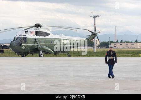 Fussa, Giappone. 22nd maggio 2022. Il membro del personale militare DEGLI STATI UNITI si allontana dall'elicottero dopo aver salutato il presidente americano Joe Biden dopo il suo arrivo alla base aerea di Yokota (Prefettura di Tokyo). Dopo aver visitato la Corea del Sud, il Presidente è arrivato in Giappone. Joe Biden è in un tour di rafforzamento dell'alleanza in Asia. Credit: SOPA Images Limited/Alamy Live News Foto Stock