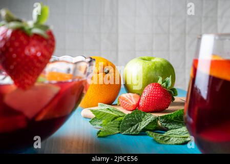 Arancio, mela, fragole e menta, alcuni degli ingredienti della sangria. Foto Stock