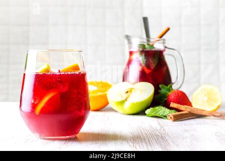 Bicchiere con sangria fresca in primo piano, una tipica bevanda spagnola. Foto Stock