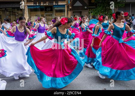 Ballerini in costumi colorati nella Dance Parade del 2022 sulla Fifth Avenue e nel Greenwich Village e l'East Village, New York City, NY, USA Foto Stock