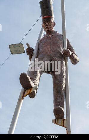 Cour, Svizzera, 11 aprile 2022 scultura di un uomo che cammina su palafitte nel centro della città Foto Stock