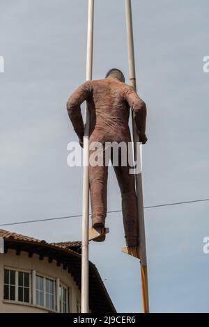 Cour, Svizzera, 11 aprile 2022 scultura di un uomo che cammina su palafitte nel centro della città Foto Stock