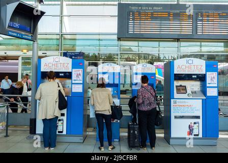 Angers, France, Young People Travelers Buying Biglietti presso macchine per Vending in Train Station Foto Stock