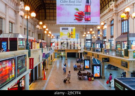 Bordeaux, Francia, Vista ad alta angolazione, interno, trasporti pubblici, Stazione ferroviaria, gare de bordeaux st jean interno con poster pubblicitari, Foto Stock