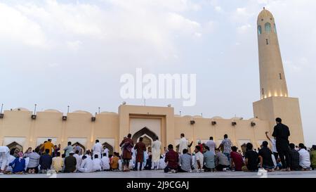 Doha, Qatar- Maggio 02,2022 : persone che frequentano la preghiera di Eid all'Abdual wahab masjid in Qatar Foto Stock