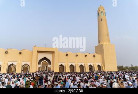 Doha, Qatar- Maggio 02,2022 : persone che frequentano la preghiera di Eid all'Abdual wahab masjid in Qatar Foto Stock