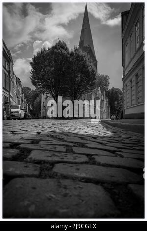 Una vecchia strada a Lübeck in bianco nero Foto Stock