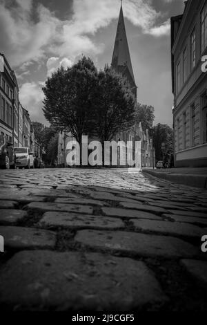 Una vecchia strada a Lübeck in bianco nero Foto Stock