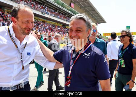 Barcellona, Spagna. 22nd maggio 2022. Luca de Meo (ITA) Amministratore Delegato Groupe Renault (a destra) in griglia. 22.05.2022. Formula 1 World Championship, Rd 6, Gran Premio di Spagna, Barcellona, Spagna, Giorno di gara. Il credito fotografico dovrebbe essere: XPB/Press Association Images. Credit: XPB Images Ltd/Alamy Live News Foto Stock