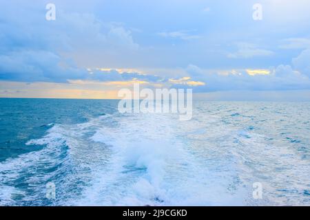 il risveglio da una barca in mare durante il tramonto Foto Stock