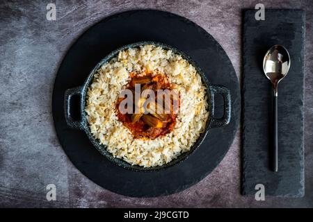 Okra e stufato di carne in una pentola come piatto. Vista dall'alto, spazio di copia Foto Stock