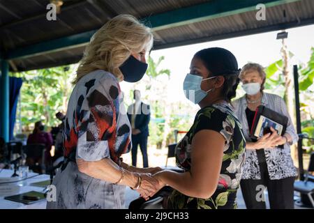 Panama City, Panama. 21st maggio 2022. La U.S. First Lady Jill Biden, a sinistra, chiacchiera con un paziente durante una visita alla Good Samaritan Home, un rifugio che ospita coloro che vivono con HIV/AIDS, 21 maggio 2022, a Panama City, Panama. Biden è la seconda tappa di un tour di sei giorni in America Latina. Credit: Cameron Smith/White House Photo/Alamy Live News Foto Stock