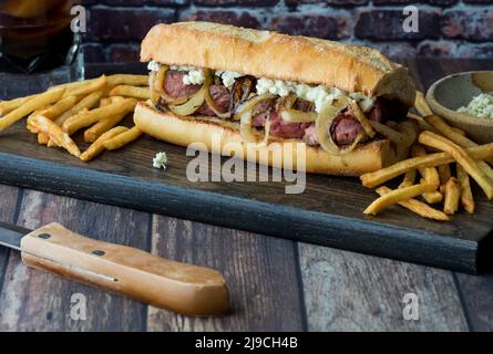 Una bistecca fatta in casa e sandwich di hoagie al formaggio blu, pronti per mangiare. Foto Stock